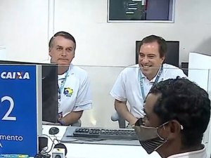 Bolsonaro vira atendente da Caixa em agência-barco na Ilha de Marajó