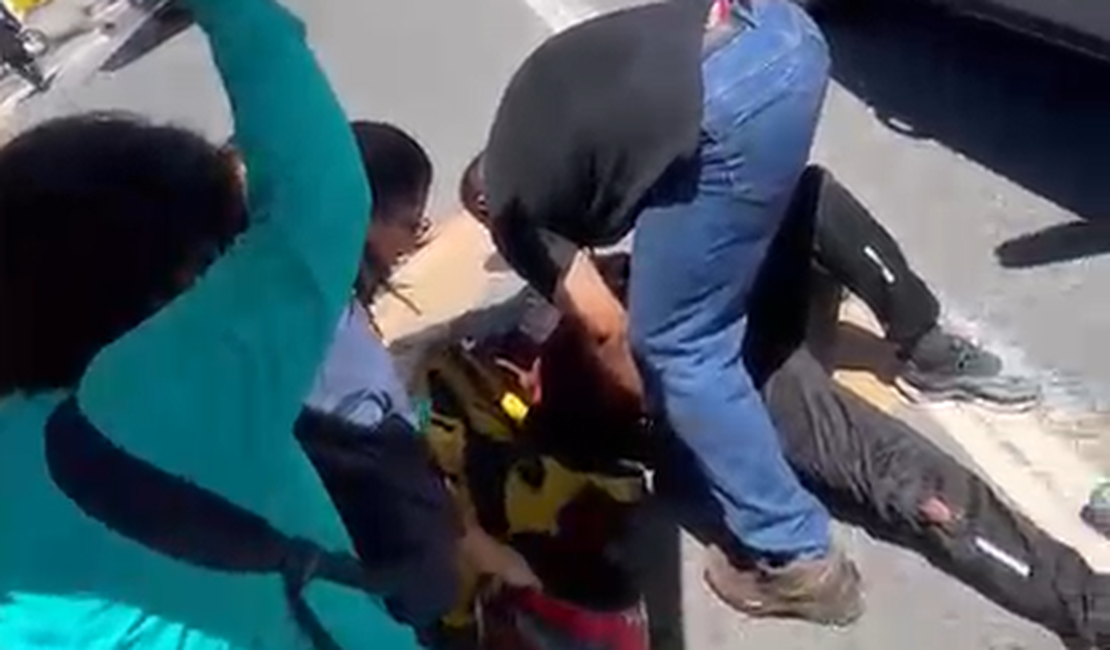 Entregador fica ferido após colisão com ônibus no bairro do Farol, em Maceió