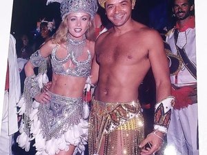 Angélica aparece de fantasia de Carnaval exibindo corpão e barriga sarada