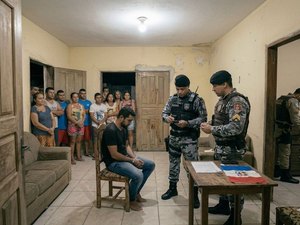 Homem agride esposa, ameaça familiares com facão e é preso por violência doméstica em Rio Largo
