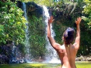 Aline Riscado publica foto completamente nua em cachoeira