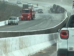 Caminhão tomba em São Miguel dos Campos e motorista fica preso às ferragens