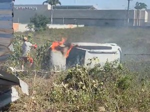Carro sai da pista, capota e pega fogo após desviar de moto em Arapiraca