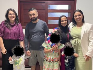 Casal adota três irmãos da Casa da Esperança em Palmeira dos Índios