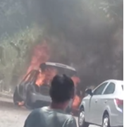 [Vídeo] Carro pega fogo em ladeira que liga os bairros do Jacintinho a Mangabeiras