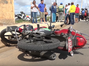 Condutor desatento colide em cheio com mototaxista e passageira