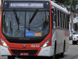 Passageiro esfaqueia motorista de ônibus após discussão por ter subido sem pagar
