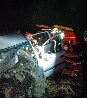 Homem fica preso às ferragens após acidente entre carro e ônibus escolar em Alagoas