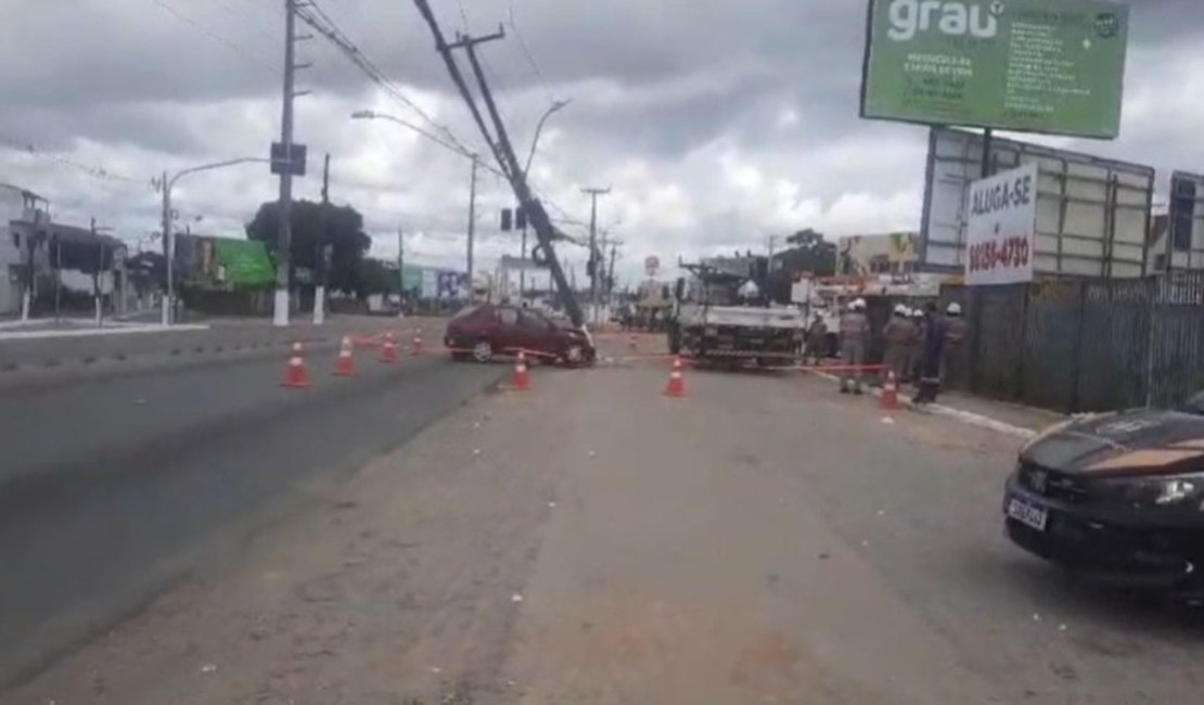 Motorista bate em poste, fica ferido e deixa rede elétrica danificada na Av. Menino Marcelo