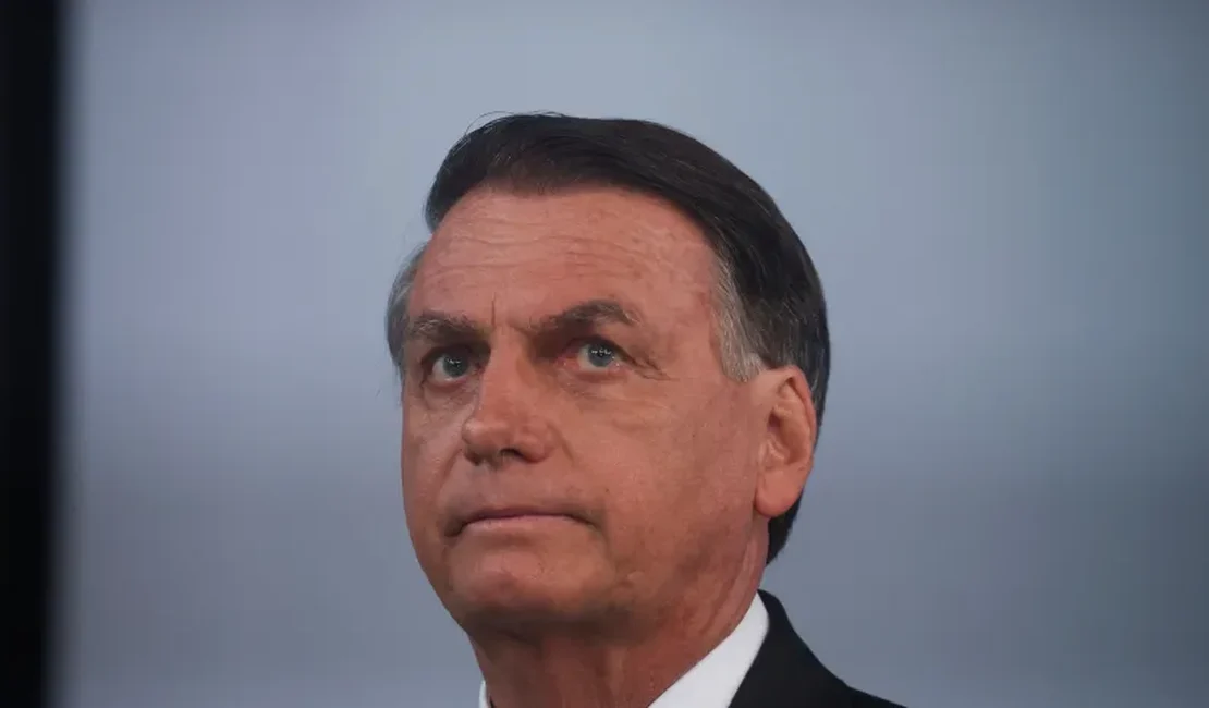 Bolsonaro lamenta atos em Brasília e diz que pretende antecipar volta ao Brasil