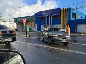 Acidente entre carros deixa homem ferido no Tabuleiro do Martins