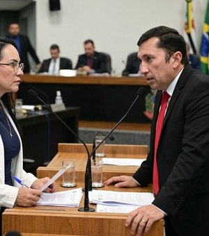 Sessão da Câmara de Arapiraca tem embate entre vereador e ex-secretária sobre maternidades fechadas