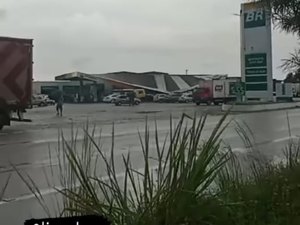 Teto de posto desaba em Maceió durante chuva e ventos fortes