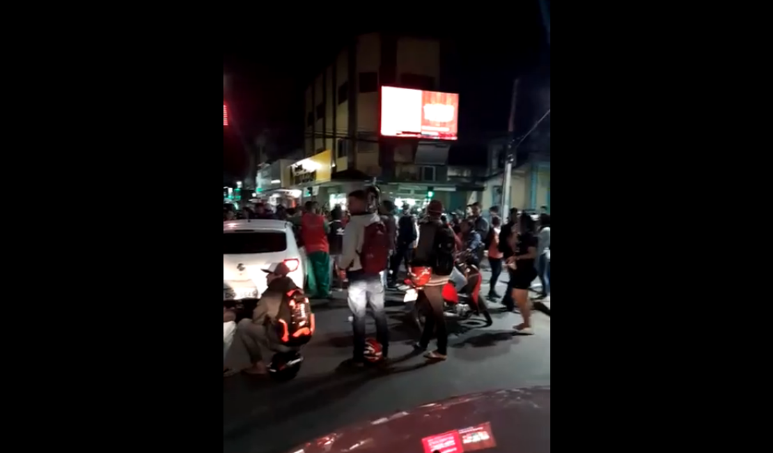 [Vídeo] Estudantes da rede estadual protestam no Centro de Arapiraca