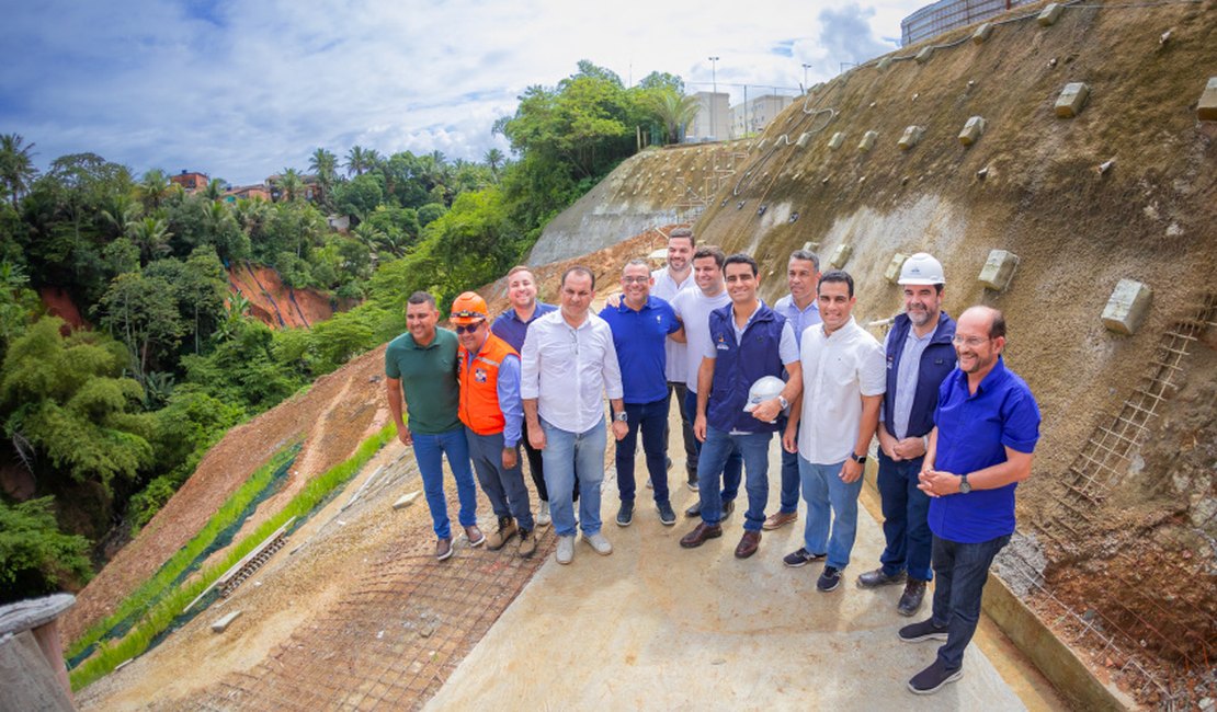 Prefeito JHC visita obras em encosta e diz que prioridade é a segurança dos moradores