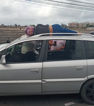 Mulher é arremessada para cima de carro após acidente na Avenida Menino Marcelo