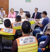 Prefeita Tia Júlia se reúne com mototaxistas para discutir regulamentação do serviço