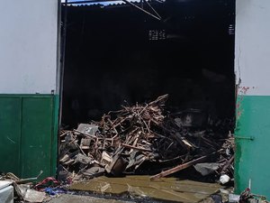 Incêndio destrói estabelecimento de sucata na cidade de Arapiraca