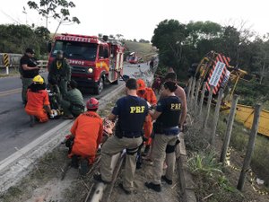 Bebê de um ano e mãe ficam gravemente feridos em tombamento de carreta