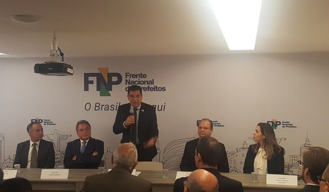 Prefeitos ameaçam culpar Bolsonaro por fim de isolamento