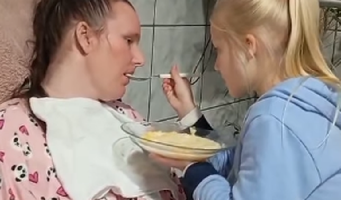Menina de 6 anos emociona ao ajudar mãe que sofreu AVC