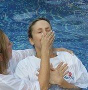 Claudia Leitte divide com fãs fotos de seu batismo em Igreja