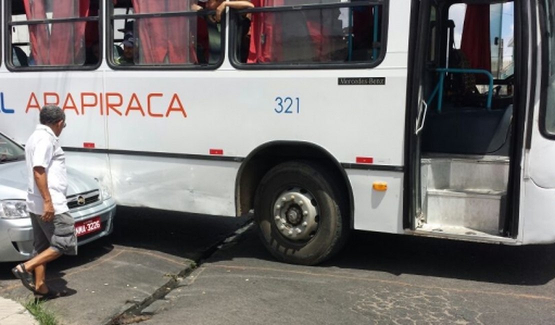 Colisão entre ônibus e carro deixa trânsito lento em Arapiraca