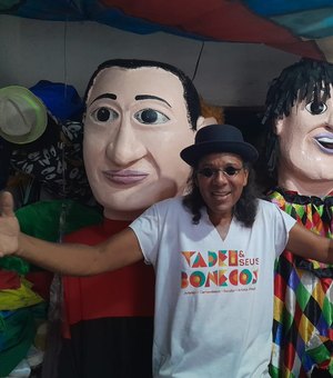 [Vídeo] Alegria de Tadeu e Seus Bonecos contagia o carnaval da velha Penedo