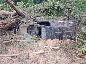 Carro é soterrado em São Miguel dos Campos após deslizamento de barreira