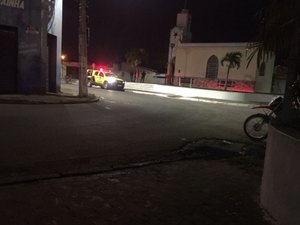 Morador de rua é assassinado no Centro de Arapiraca; corpo foi encontrado na porta de igreja