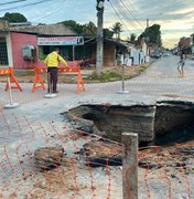 Asfalto cede na Rua Luiz Clemente Vasconcelos, no Clima Bom, e via é interditada