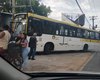 Ônibus sai da pista, invade contramão e para sobre calçada no bairro do Poço