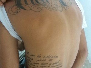 Força Tática prende suspeito de tráfico de drogas com arma de fogo e munições