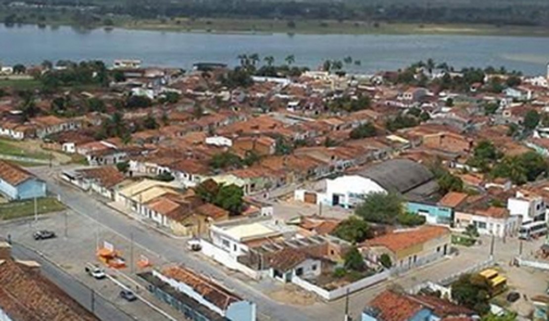 Homem é preso após ameaçar o irmão e populares com espingarda, em Porto Real do Colégio