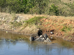 Carro capota e cai dentro de barragem em Lagoa da Canoa