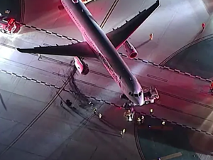 Ônibus colide com avião em pista no aeroporto de Los Angeles e deixa 5 feridos