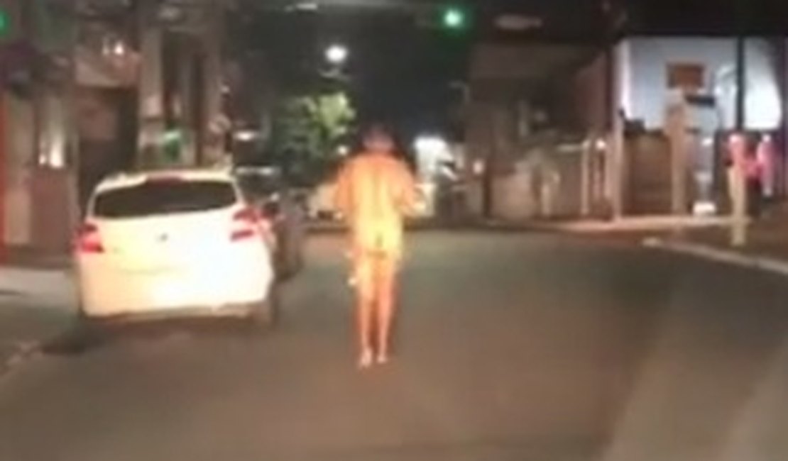 [Vídeo] Homem nu é flagrado andando em ruas de Arapiraca