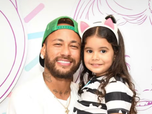 Neymar vai com a família ao aniversário da afilhada
