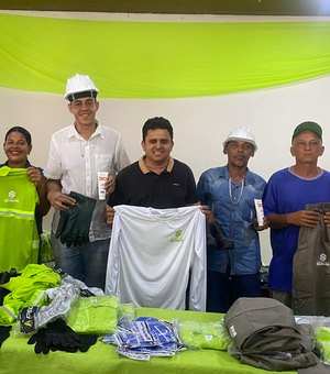 Prefeitura de Junqueiro entrega novos fardamentos e EPIs a garis e profissionais da limpeza pública