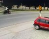 Motociclista colide com ciclista que atravessava avenida sem atenção em Maceió