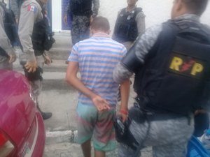 Adolescente é detido com arma de fogo em avenida de Maceió