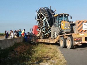 Motorista morre esmagado por carreta na BR-101 em São Miguel dos Campos