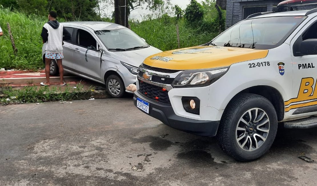 Mulher tem veículo roubado na porta de casa e carro é encontrado abandonado e deteriorado em Maceió