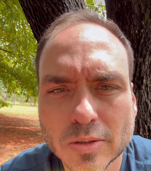 ‘Desculpa, pai, a gente falhou’, diz Carlos em visita ao pai Jair Bolsonaro