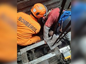 Trabalhador tem pé prensado por elevador durante serviço na Ponta Verde
