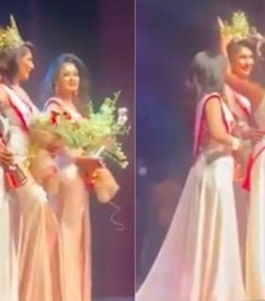 Miss Mundo arranca coroa de vencedora de concurso por ela ser divorciada