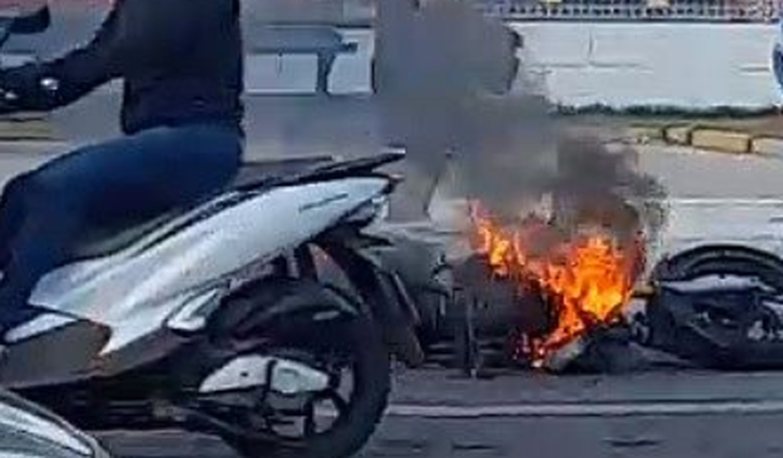 [Vídeo] Colisão entre carro e moto termina com homem ferido e veículo incendiado