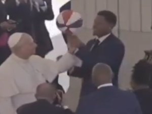 [Vídeo] Papa Leão XIV arrisca truque com bola de basquete no Vaticano