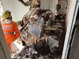Bombeiros seguem vistoriando área atingida por queda de aeronave em Belo Horizonte