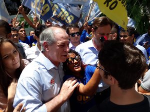 Ciro comenta alta do dólar e diz que taxa de câmbio está sendo 'manipulada'